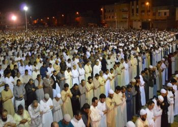 الغاضبون على ظاهرة البكاء في صلاة التراويح يشهرون فيديو لبنحمزة يسخر فيه من الأئمة المتورطين ((+ الفيديو))