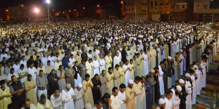 الغاضبون على ظاهرة البكاء في صلاة التراويح يشهرون فيديو لبنحمزة يسخر فيه من الأئمة المتورطين ((+ الفيديو))