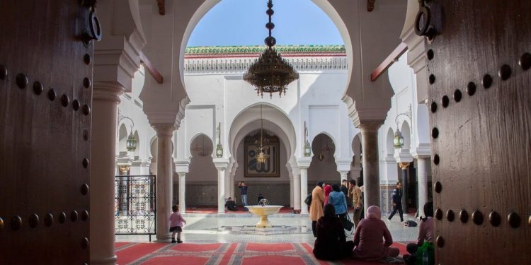 خاص : ضريح مولاي ادريس بفاس يتعرض للتخريب من قبل شخص يُعتقد أنه مختل عقليا