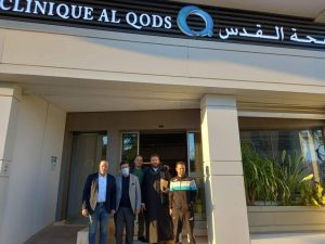 عمدة فاس ورئيسه على مقاطعة زواغة خلال زيارتهم للمصحة التي رقد فيها الموظف