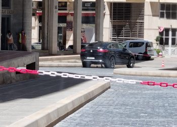 فاس :منعش عقاري يُغلق ممرا عموميا في وجه السيارات والراجلين وحراسه يهددون المخالفين