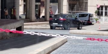 فاس :منعش عقاري يُغلق ممرا عموميا في وجه السيارات والراجلين وحراسه يهددون المخالفين