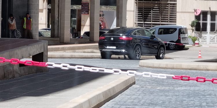 فاس :منعش عقاري يُغلق ممرا عموميا في وجه السيارات والراجلين وحراسه يهددون المخالفين
