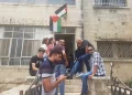 صحافيون ونشطاء بأمام منزل شيرين في القدس المحتلة