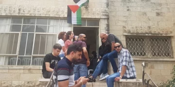 صحافيون ونشطاء بأمام منزل شيرين في القدس المحتلة