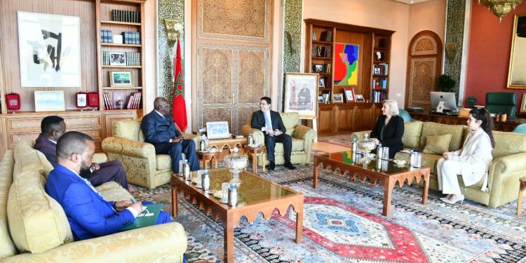بوريطة يستقبل السفير المتجول الأنغولي