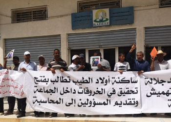 خاص:الاحتجاجات تعود من جديد إلى جماعة أولاد الطيب بسبب رخص الربط بشبكة الماء والكهرباء تلاعب بها الفايق والسلطات المحلية((+ فيديو))