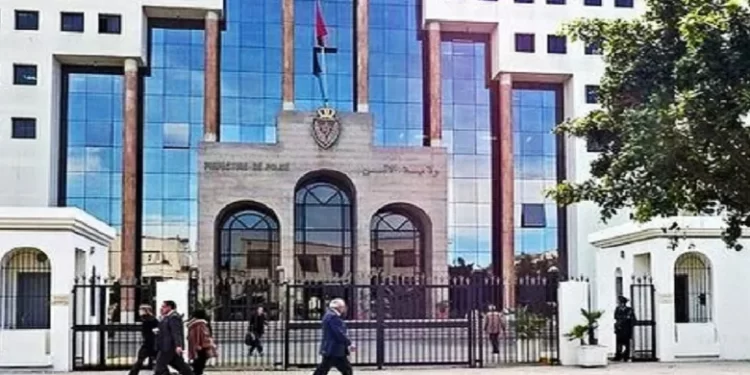 اعتقال ضابط شرطة تورط في سرقة محتويات مكتب الضائعات بولاية أمن الدار البيضاء وإثنين من مساعديه والحموشي يصدر قرار ا بتوقيفه عن العمل