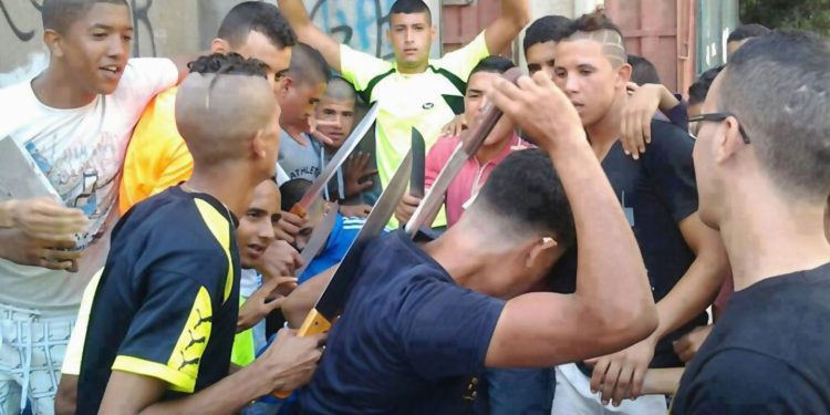 فاس : المواجهات بالسيوف تتجدد بالنقط السوداء وسط مخاوف من عودة “المشرملون الجدد” ((+ فيديو))