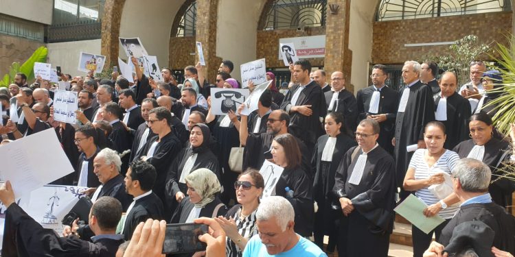 “مافيا المحاكم”تطيح بقاض ومحام وموظفين بمحاكم الدار البيضاء وباشا وأعوان سلطة وأمنيين ورجال أعمال