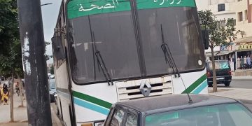 صورة: الوضع الصحي شبيه بحافلة وزارة الصحة المهترئة المعطوبة و المركونة منذ زمان دون تحرك بأحد شوارع مدينة سلا