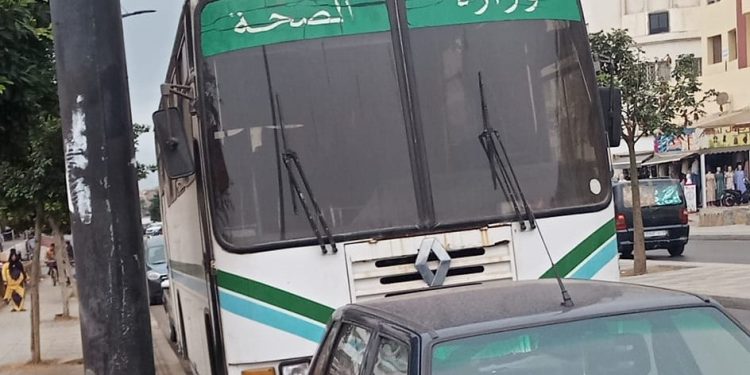 صورة: الوضع الصحي شبيه بحافلة وزارة الصحة المهترئة المعطوبة و المركونة منذ زمان دون تحرك بأحد شوارع مدينة سلا