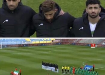 لاعبو المنتخب الإيراني في حداد  خلال وديتهم مع السنيغال