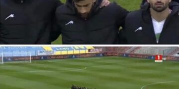 لاعبو المنتخب الإيراني في حداد  خلال وديتهم مع السنيغال