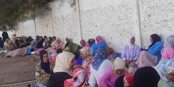 مكناس:عاملات أقدم مصنع للنسيج المعتصمات ينتظرن وعود أخنوش لحل ملفهن  خلال لقائه الثاني المرتقب مع النقابات