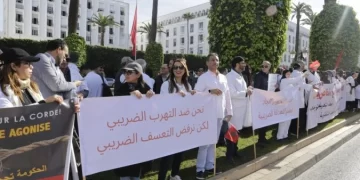 أطباء القطاع الخاص  يواصلون أمام البرلمان احتجاجاتهم على”التضريب”الحكومي  ويتهمون حكومة أخنوش باستهداف عياداتهم
