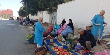 مكناس: عاملات أقدم معمل للنسيج  يحولن “معتصمهن “بباب الشركة إلى  مورد رزق (( + فيديو))
