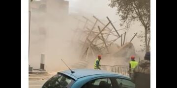 إهمال السلطات ومسؤولي مقاطعة أكدال كاد يؤدي إلى مأساة.. سقوط الجزء الثاني من عمارة شارع الشفشاوني((+ فيديو))