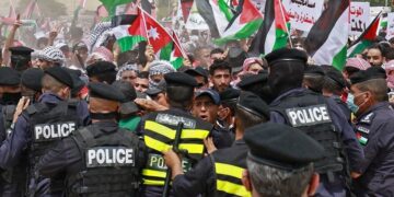 الأردن: ثورة ارتفاع أسعار المحروقات تتسبب في مقتل رجل أمن برتبة عقيد وسط اتهامات لرئيس الوزراء بإشعالها