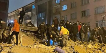 زلزال قوي يخلف مئات القتلى والجرحى في تركيا وسوريا ..وأنقرة ترفع الإنذار للمستوى الرابع وتحصي خسائرها