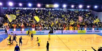 السلة الفاسية تقلب الطاولة على اتحاد طنجة في الأربع دقائق الأخيرة وتحقق الفوز الخامس على التوالي