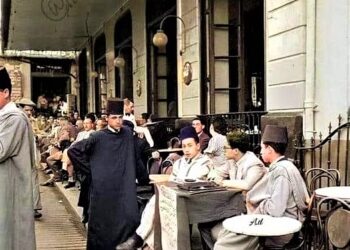 صور زمان ..الصورة لإحدى مقاهي طنجة التقطت عام 1950 حيث كان الذهاب للمقهى يتطلب الكثير من الأناقة في الملبس