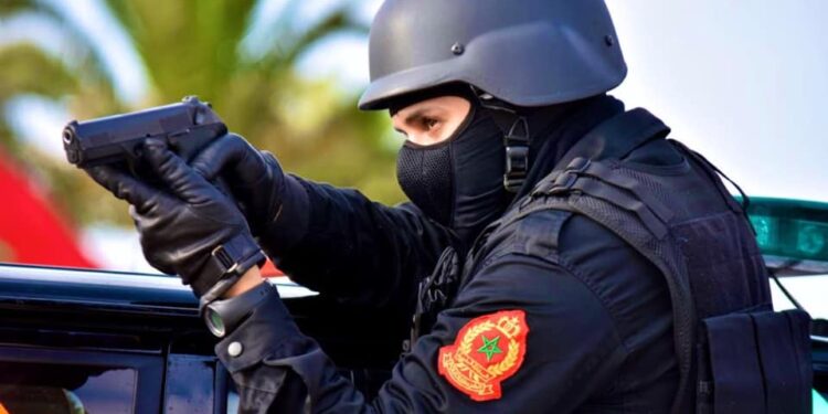 فاس ثاني أيام العيد : اطلاق الرصاص على شاب في حالة تخدير متقدمة خرب 13 سيارة.. و توقيف 3 آخرين تسببوا في وفاة حارس ليلي