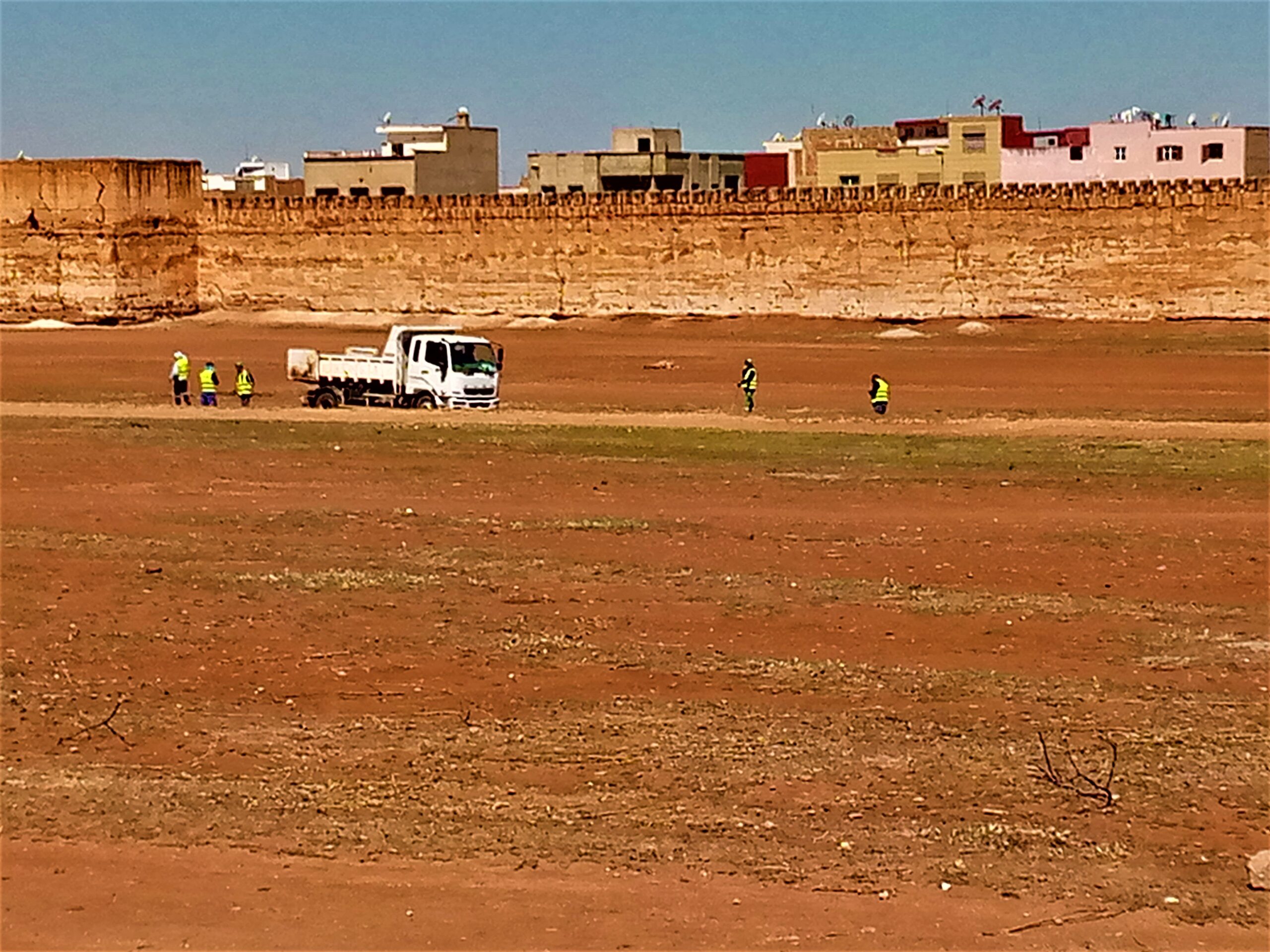 جدل بمكناس بسبب تحويل أهم متنفس لساكنة حي “زيتون “و” سيدي بوزكري” إلى “باركينغ” لزوار المعرض الدولي للفلاحة(صور + فيديو)