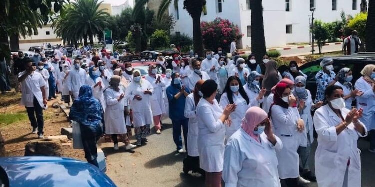 الممرضون المغاربة يخلدون يومهم العالمي بإضراب وطني واحتجاجات أمام المديريات الجهوية للصحة ووقفة أمام البرلمان
