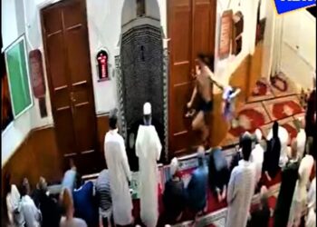 بالفيديو : توقيف الشاب مروع المصلين بأحد مساجد فاس اقتحمه شبه عاريا ..والسلطات تقول إنه مختل عقليا