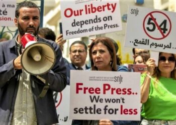 تونس.. صحافيون يحتجون على التحقيق مع زملائهم بسبب شكاية من مؤسسة أمنية