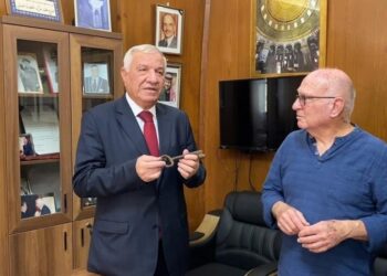 القدس المحتلة.. جندي إسرائيلي متقاعد يعيد مفتاح باب المغاربة سرقه عام 1967(الفيديو)