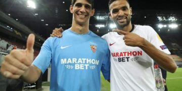 المغربيان ياسين بونو ويوسف النصيري في نهائي الدوري الأوروبي بين إشبيلية الإسباني و نادي روما الايطالي