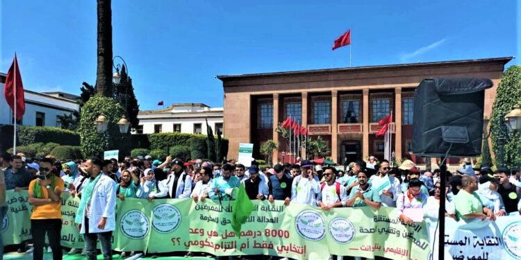 عشية حلول اليوم العالمي للتمريض غدا 12 ماي .. الممرضون وتقنيو الصحة يحتجون أمام البرلمان على حكومة أخنوش بموازاة مع إضاربهم الوطني عن العمل
