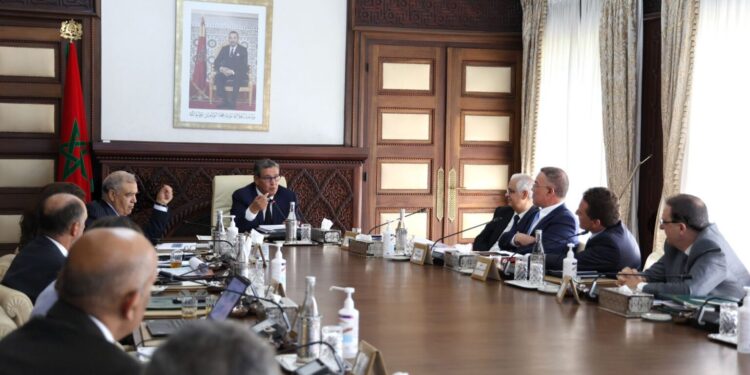 الحكومة تنقل مجموعة من القرارات الخاصة بالاستثمار إلى الجهات والعمالات