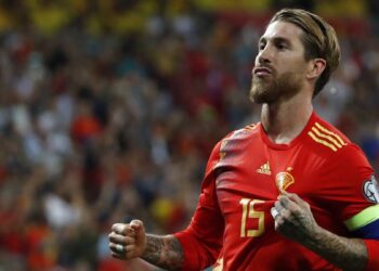 الأسطورة سيرجيو راموس في طريق عودته لفريقه السابق إشبيليا بالدوري الإسباني