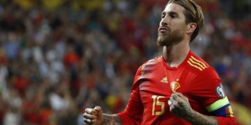 الأسطورة سيرجيو راموس في طريق عودته لفريقه السابق إشبيليا بالدوري الإسباني