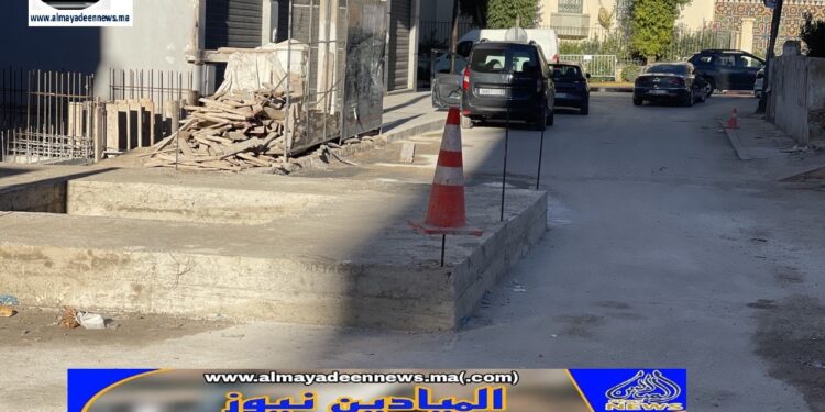 شارع عمرو بن كلثوم بمحاذاة مقر ولاية أمن فاس: من سمح لشركة في البناء بتثبيت جسم إسمنتي بوسط طريق عمومية؟