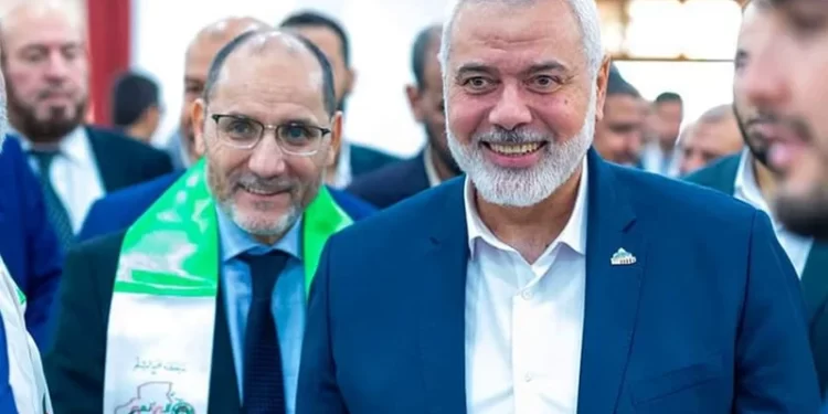 إسماعيل هنية وعبد الرزاق مقري - الميادين نيوز الجزائر وسط زوبعة بسبب منع قيادي حزبي سابق من السفر للقاء قادة”حماس” في قطر