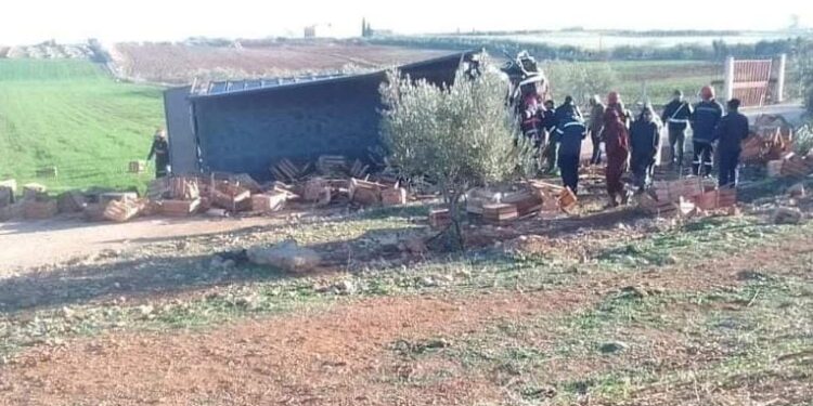 الحاجب : مصرع 7 عمال فلاحيين وإصابة آخرين في حادث انقلاب شاحنة