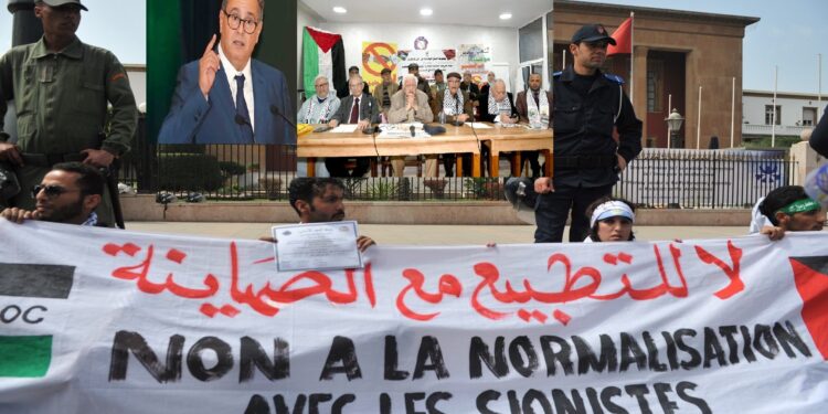 حكومة أخنوش تشهر”الفيتو” في حق عريضة تطالب بإلغاء “التطبيع”.. وبايتاس يوضح