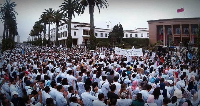حكومة أخنوش”الاجتماعية” تغرق في احتجاجات قطاعاتها .. طلبة الطب هددوا بمسيرة غدا الجمعة في الرباط