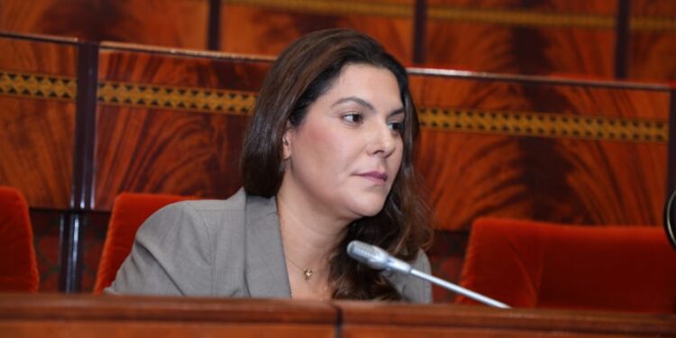 الوزيرة المنصوري تُواجه اتهامات برلمانية بـ”عرقلة” الاستثمارات في قطاع العقار