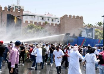 العصي و خراطيم المياه لمنع مسيرة وطنية بالرباط للأطباء والممرضين.. المحتجون  طالبوا برحيل وزير الصحة وصفوه “بالفاشل”