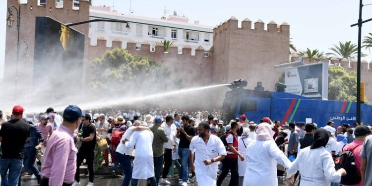 العصي و خراطيم المياه لمنع مسيرة وطنية بالرباط للأطباء والممرضين.. المحتجون  طالبوا برحيل وزير الصحة وصفوه “بالفاشل”