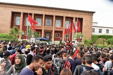شكيب بنموسى وسط نيران مدفعية “المقصيين من مباراة التعليم” .. اتهموه بمعاكسة الدستور وقانون الوظيفة العمومية