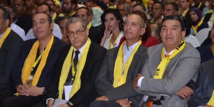 محمد مبدع وسط قياديين من حزب الحركة الشعبية