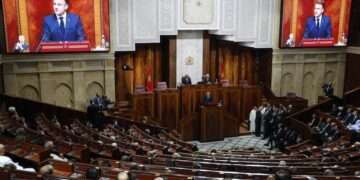 ماكرون أمام البرلمان المغربي : حاضر ومستقبل الصحراء لن يكون خارج السيادة المغربية.. وصف طوفان الأقصى “بالبربري” وطالب بوقف الحرب على غزة ولبنان