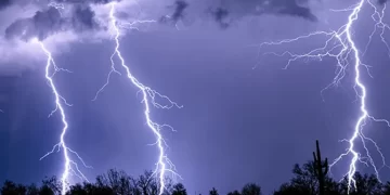 زخات مطرية تضرب العاصمة السعودية .. و صاعقة من البرق تخرب محطة للوقود (+ فيديو)