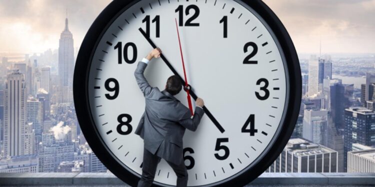 الساعة الاضافية المعتدة في التوقيت الرسمي بالمغرب